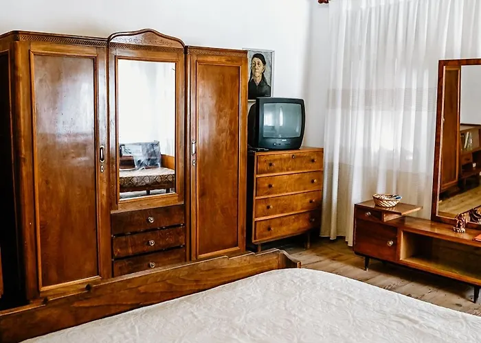 Grove: Blooms And Beds Проживание в семье Гирокастра