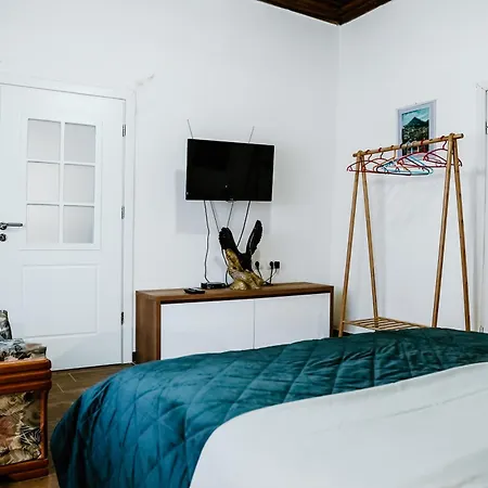 Quarto em Acomodações Particulares Grove: Blooms And Beds Gjirokastër