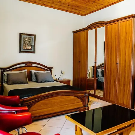 Grove: Blooms And Beds Quarto em Acomodações Particulares