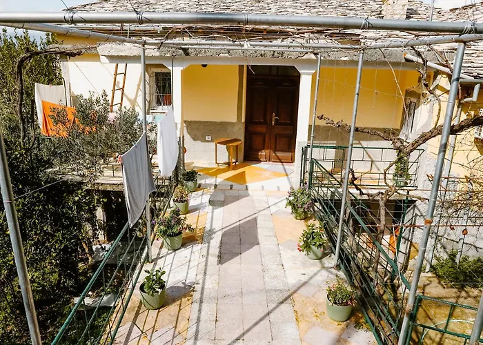 Habitación en casa particular Grove: Blooms And Beds